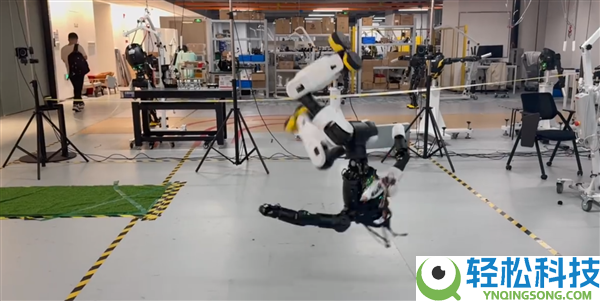 少林寺迎来一批机械人新弟子：出拳踢腿举措行云流水