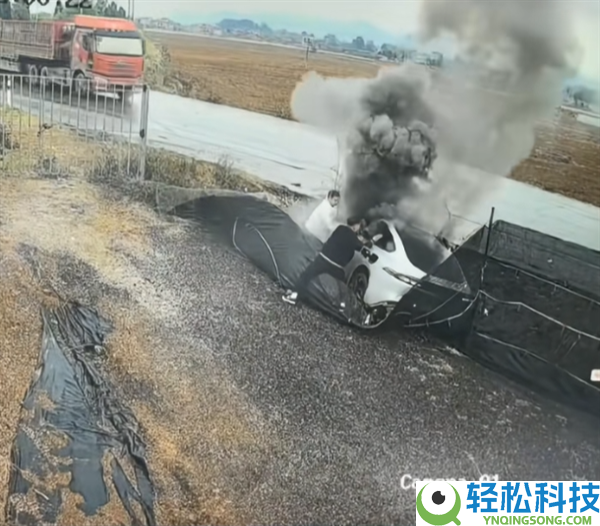 电动车侧滑进沟 不到1分钟烧穿乘员舱,路人砸窗连救出3人