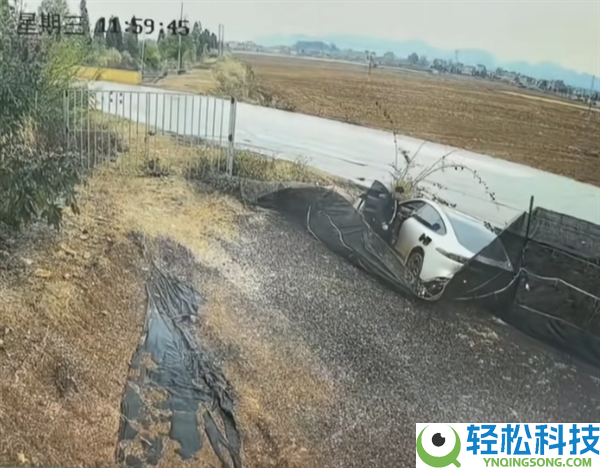 电动车侧滑进沟 不到1分钟烧穿乘员舱,路人砸窗连救出3人