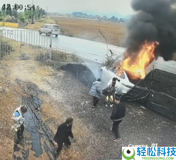 电动车侧滑进沟 不到1分钟烧穿乘员舱,路人砸窗连救出3人
