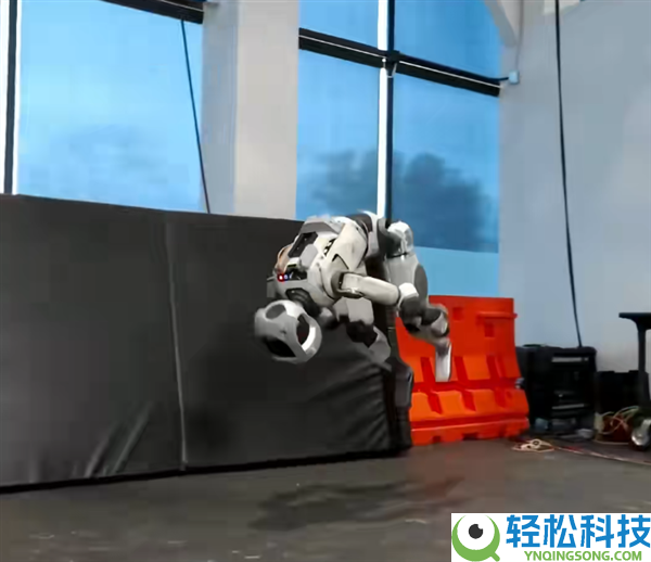 波士顿动力人形机械人进化太神速：Atlas已学会一连空翻