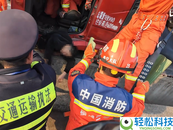 为难：男人跳车自救被卡20米地面 头朝下命悬一线