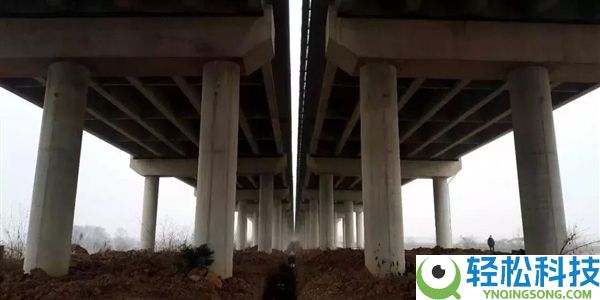 为难：男人跳车自救被卡20米地面 头朝下命悬一线