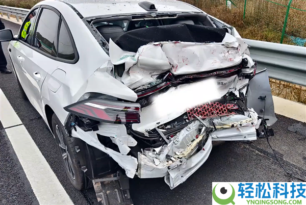 新手图新颖体验“智驾” 出手致系统主动减速：惨遭大货追尾