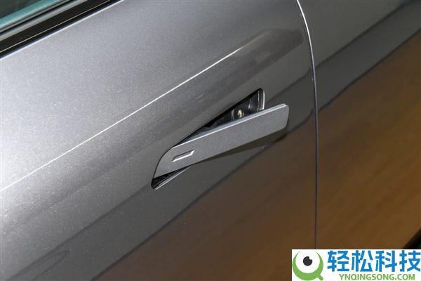 着火了乘客不会开门 怪车企乱学特斯拉吗