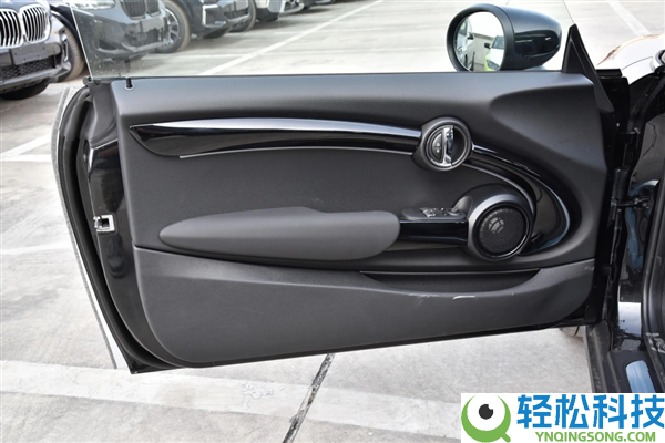 着火了乘客不会开门 怪车企乱学特斯拉吗