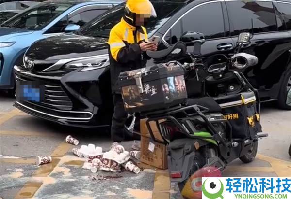 外卖小哥打翻32杯奶茶原地发楞 品牌方回应：会优化包装