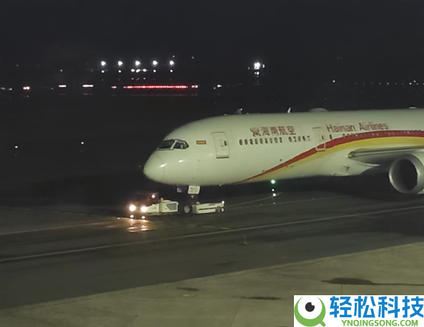 海航客机玻璃分裂 从9千米地面直降到3千米放油出航,乘客历经3次延迟终回国