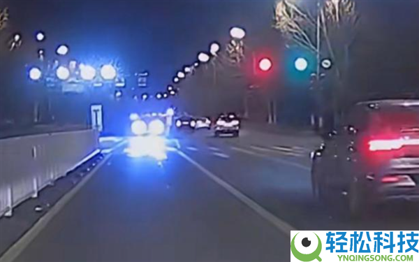 大快人心,对向小车狂闪远光灯挑战 警车途经直接截停
