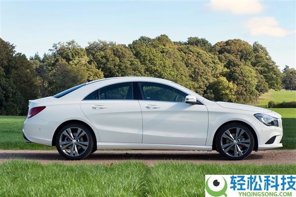 老婆怕丈夫路怒:把女儿袜子套转向杆