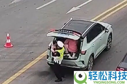 罚100记3分,家长为春运返乡图轻易：竟将两个孩子塞进了汽车后备箱