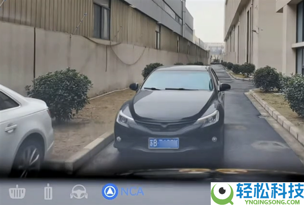 直行车道被乱泊车堵住华为智驾会当场死机吗 实测太冷艳,