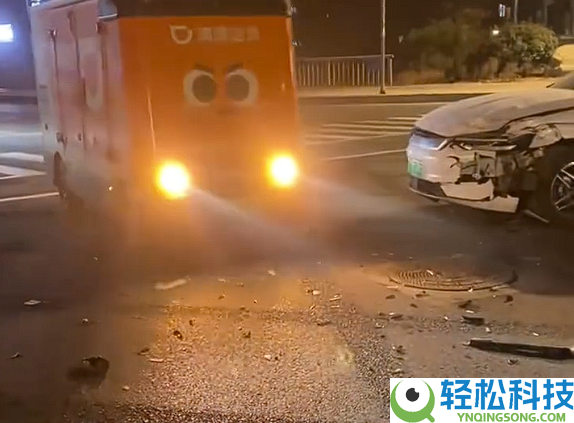 两台轿车相撞碎片散落一地 无人驾驶送货车放着歌华美途经