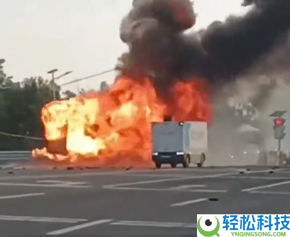 两台轿车相撞碎片散落一地 无人驾驶送货车放着歌华美途经