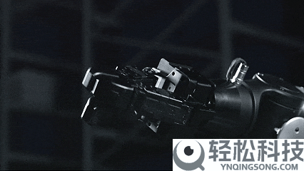 全球首款仓储通用人形机械人发布:头上5只眼、手心2只眼