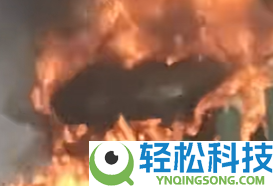南宁两车疾速路上追尾：电动车燃起熊熊大火 幸无人员伤亡