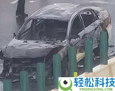 南宁两车疾速路上追尾：电动车燃起熊熊大火 幸无人员伤亡
