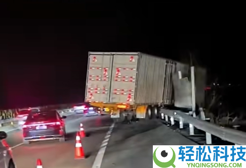 高速上小车硬挤货车夹缝:被来回撞击秒变废铁