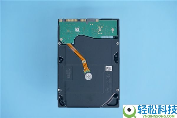 一刹时14年的数据都没了,玩家误操纵销毁14TB硬盘:只由于插错了一根SATA线