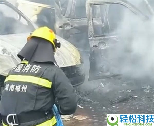 相似的事每年都发作 男孩屡次向车内扔烟花致3辆车受损：消防提示