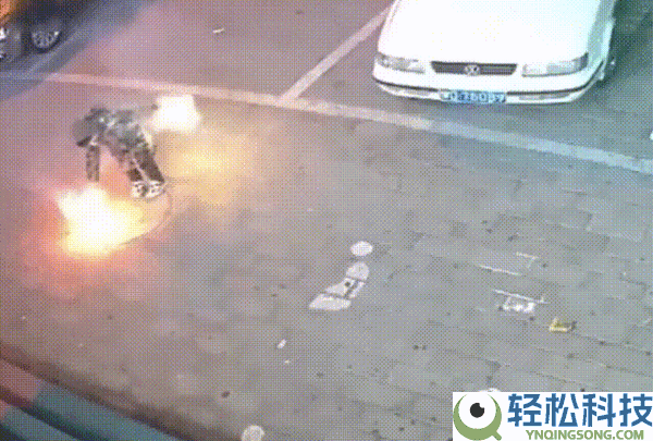 相似的事每年都发作 男孩屡次向车内扔烟花致3辆车受损：消防提示