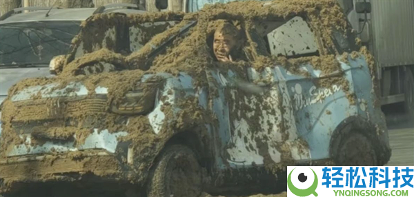 滋味溢出屏幕 老头乐不守交规被拉粪车泼一车粪