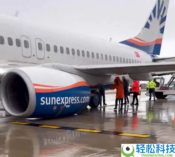 一波音737客机滑行中“断腿”：机翼顶穿、发起机砸地