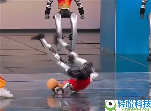 春晚宇树机械人摔倒了,王兴兴回应:导演部署的剧情需求