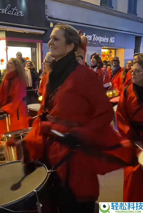 舞龙舞狮年味实足,法国万人村落一连10年自费过春节