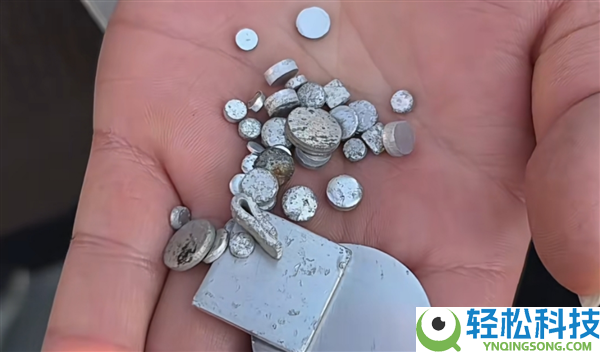 河南商丘多人在国道边泊车捡银子 多到捡不完:交警回应系铝合金废料