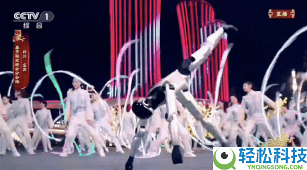 极限30天机械狗爆改大熊猫,揭秘春晚百台级机械人群控上演
