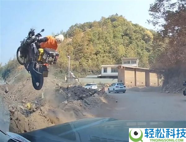奔驰人生实际版,云南一男子骑摩托车失控坠坡不测走红