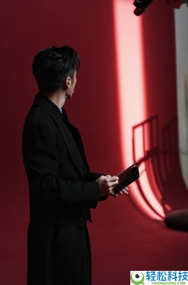 光荣Magic V6配置确认:骁龙8E5+7150mAh折叠屏最大电池