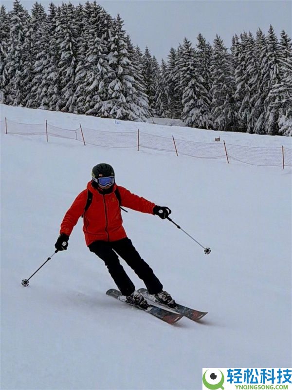 雷军晒春节滑雪照引热议,网友：摄影师是高手中的高手