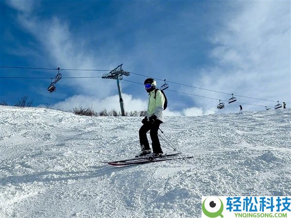 雷军晒春节滑雪照引热议,网友：摄影师是高手中的高手