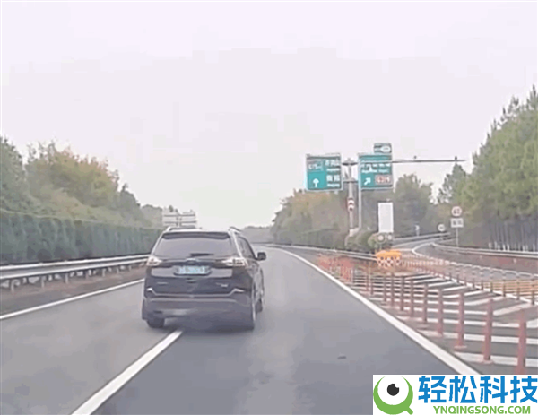 错过路口竟直接跨车道泊车 司机：不晓得该进步仍是退却