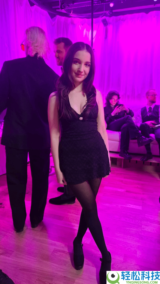 美女主播头部装电极片让他人用游戏手柄节制举动 效果惊人