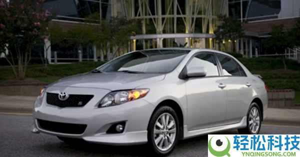 10年前的丰田卡罗拉遭车主个人赞扬：仪表台老化出油反光 不保险