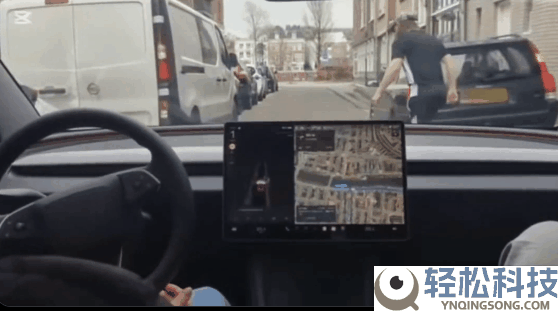 实测画面震动,马斯克：特斯拉主动驾驶已能辨认手势信号 开车真能玩手机睡觉了