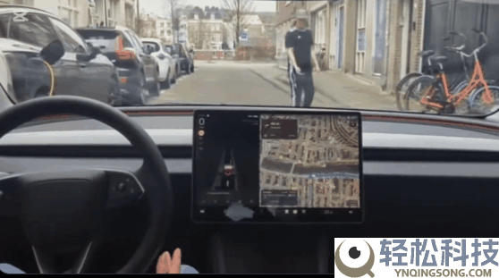 实测画面震动,马斯克：特斯拉主动驾驶已能辨认手势信号 开车真能玩手机睡觉了
