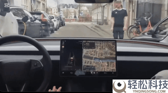 实测画面震动,马斯克：特斯拉主动驾驶已能辨认手势信号 开车真能玩手机睡觉了
