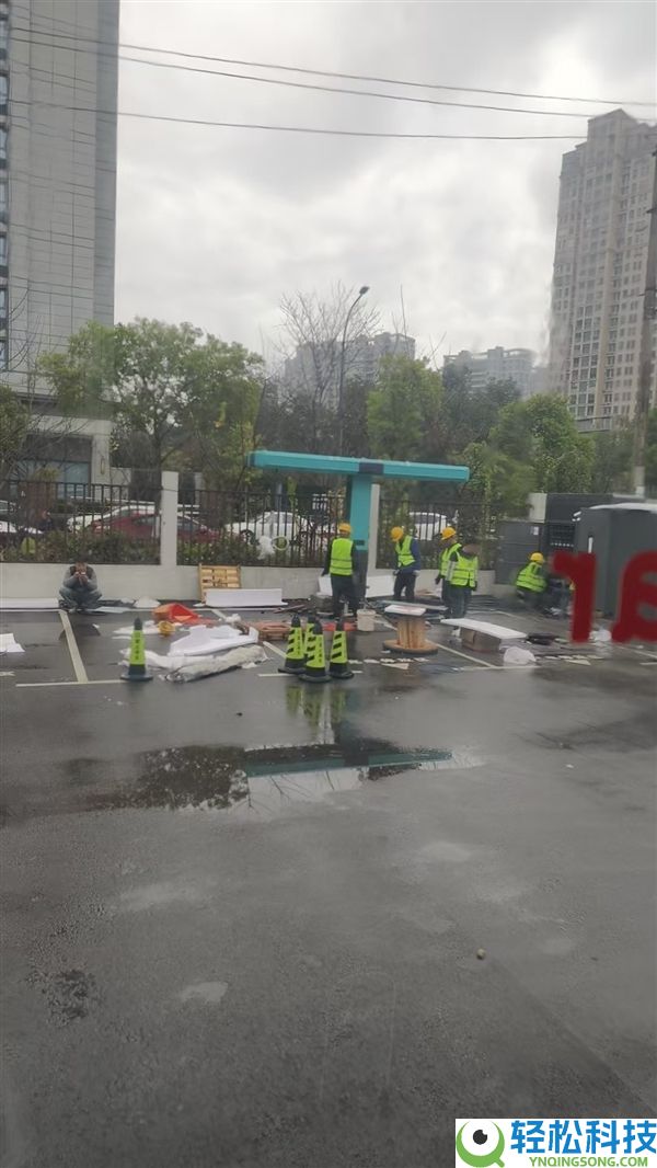 线从天上来 比亚迪大范围装置兆瓦闪充桩：辨识度独一档