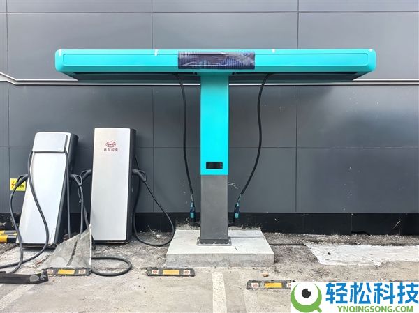 线从天上来 比亚迪大范围装置兆瓦闪充桩：辨识度独一档