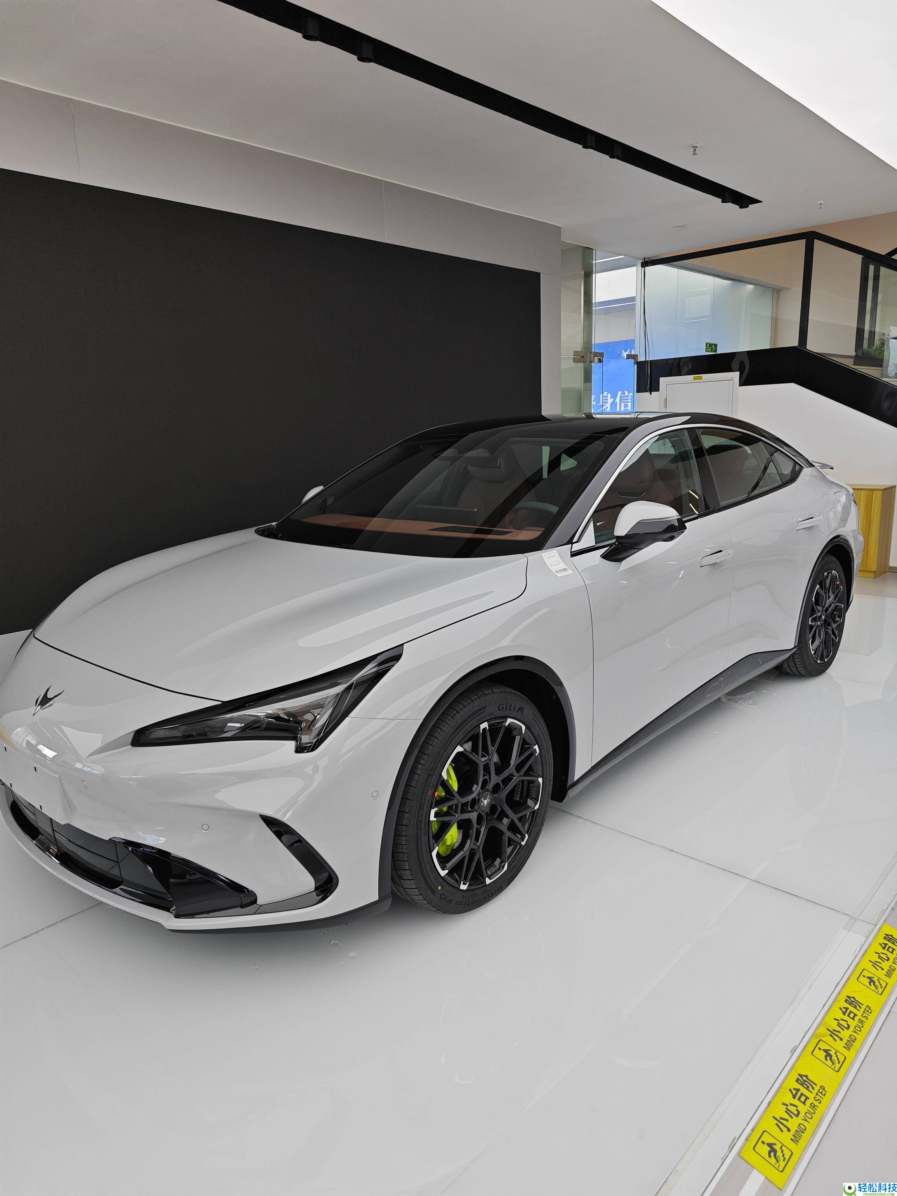 26款极狐阿尔法S5实车到店,增程纯电双动力,零重力座椅+超强马力来袭