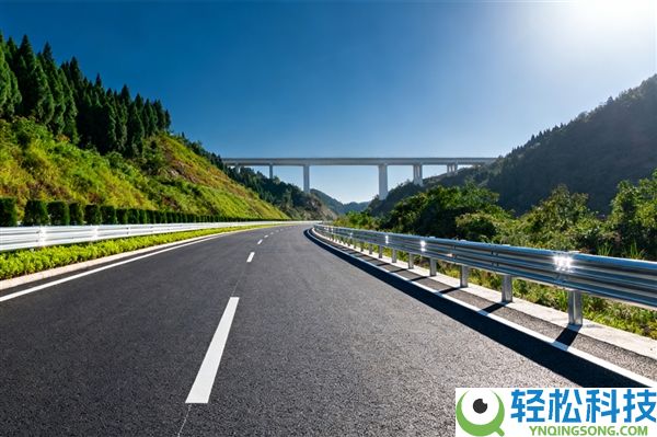 被家人遗忘在高速效劳区 男子狂追3千米