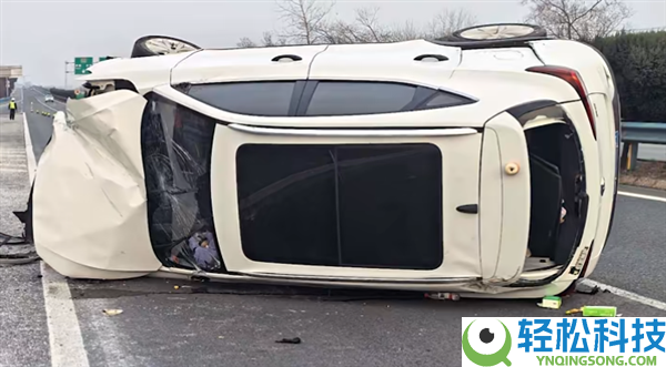 险酿大祸,一男人高速开车睡着致车辆侧翻：妻儿当场吓哭