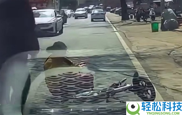 又想复制无接触事故,男子骑车摔倒反诬赖司机摁喇叭被吓到 记载仪显示路面波动而至