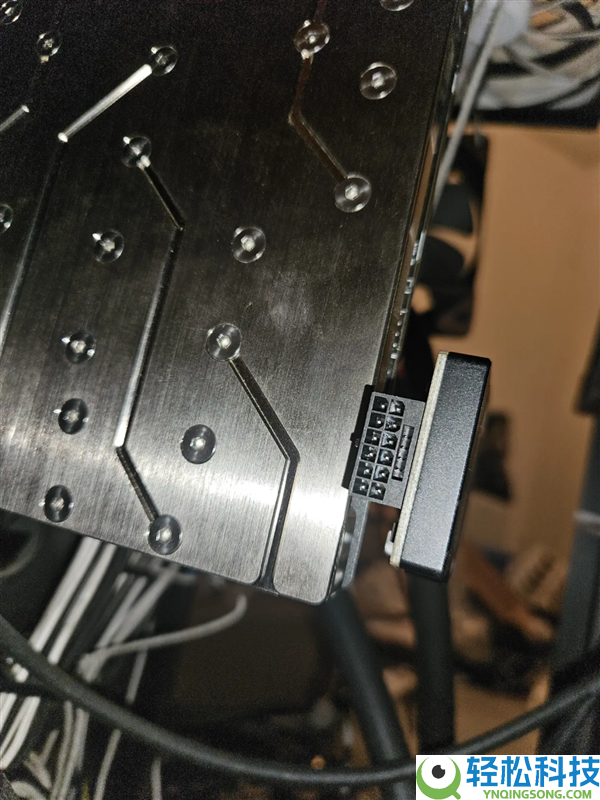 ROG夜神RTX 5090刷入1000W BIOS：疏忽珍爱报警效果烧接口,