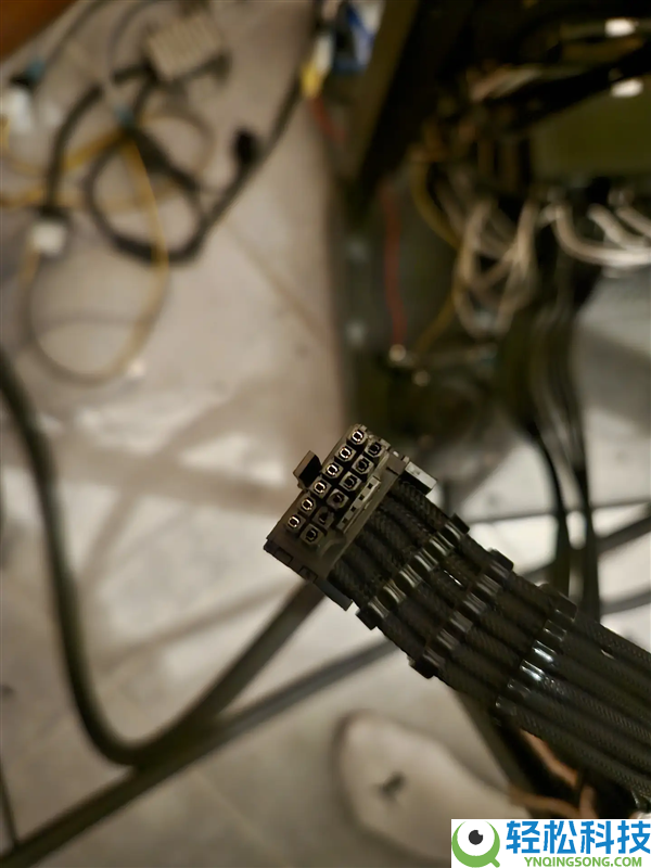 ROG夜神RTX 5090刷入1000W BIOS：疏忽珍爱报警效果烧接口,