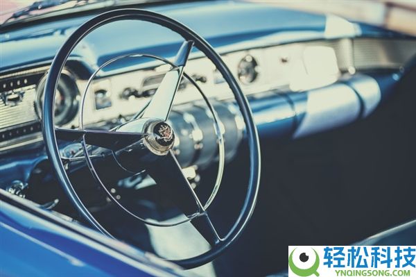 男子返程堵车偶遇10年未见初恋 车牌记了10年：网友称真的爱过